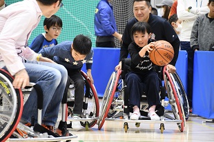 車いすバスケを楽しむ子どもたちの様子の写真