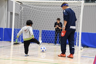 ブラインドサッカー体験をする様子の写真