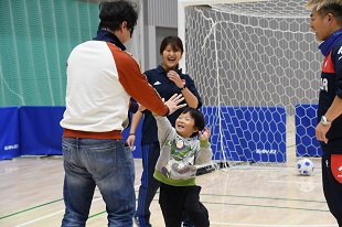 シュートが決まって喜ぶ参加者の写真