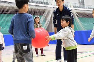 ふうせんバレーボールを楽しむ参加者の写真