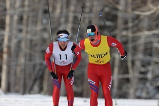 有安諒平選手とガイドの藤田祐平さんが並走する写真