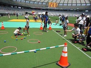 スポーツまつりでボッチャを紹介する様子