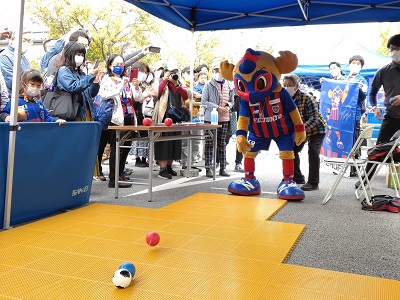 ボッチャを体験する東京ドロンパの写真