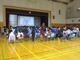 調和小学校でじゃんけんしている写真