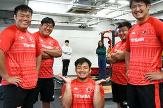 東芝ブレイブルーパス東京の選手とPR部メンバーの集合写真