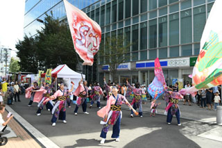 よさこい披露の様子の写真