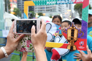 フォトブースで記念写真を撮影する日本人の子どもたちの写真