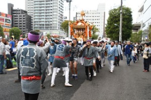 スクラムフェスティバルでお神輿を担ぐ様子