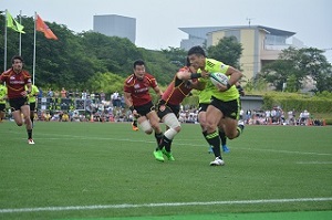 試合中の1対1の攻防風景の様子の写真