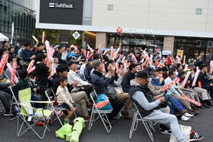 パブリックビューイングを観戦する来場者の写真