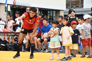 まちなかラグビーに参加する子どもの写真