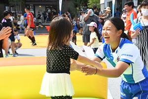 笑顔の選手と女の子の写真