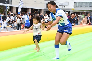 選手と走る女の子の写真