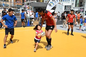 大野選手をかわす女の子の写真