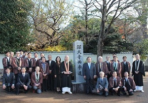 深大寺西参道石碑前で地元の方々の集合写真