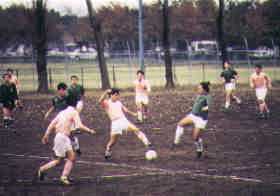 基地跡地でのサッカーをしている写真