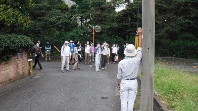 高さを図る方法を指導する受講者の写真