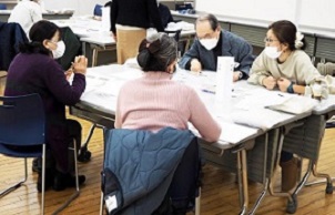 ワークショップで語り合う市民の様子の写真