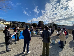 屋外での交流会の様子