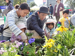 親子で花いっぱいイベントに参加している写真