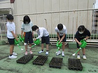 水やりをしている学生の写真