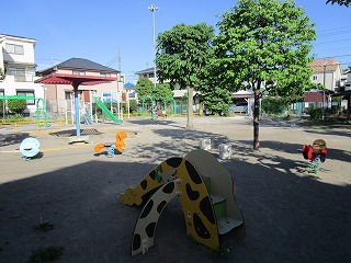 野ヶ野公園の広場の画像