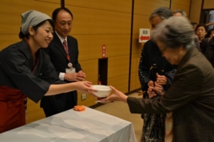 ふるまいそばの配布の様子