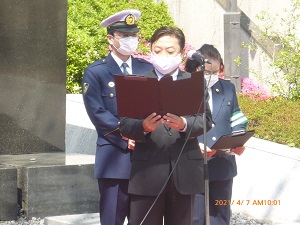 調布市議会副議長による宣言の読上げの様子