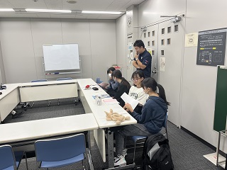 事後学習会の女子の写真