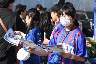 女子がチラシを配る様子