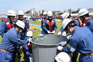 マンホール噴出防止工法の様子