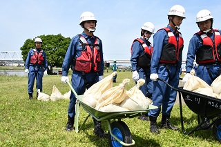 積み土のう工法で土のうを運搬する様子