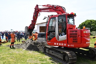 土砂災害救助訓練での消防車両の様子