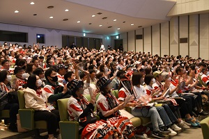 試合開始を待つ人たち