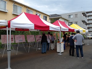 8月26日に職員が説明している様子