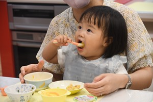 幼児食を食べている様子