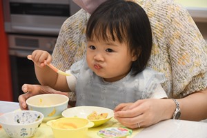 幼児食を味わう子どもの様子