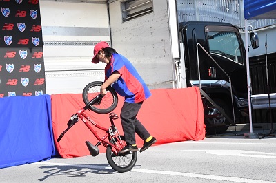 調布市BMXキッズライダーのパフォーマンス