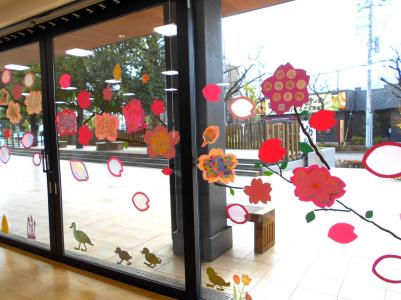 ふじみ交流プラザ3月窓ガラス花装飾の写真