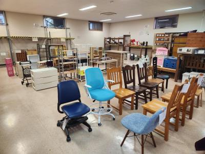 館内にイスなどの家具を展示している様子