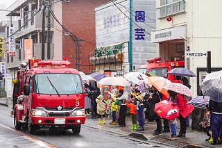 調布市消防団第3分団機械器具置場を通過するパレードの様子