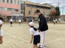 選手が子どもにアドバイスをする様子