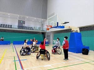 車いすバスケットボールを教える上村選手