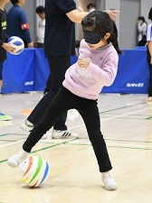 ブラインドサッカーに挑戦するお子さん