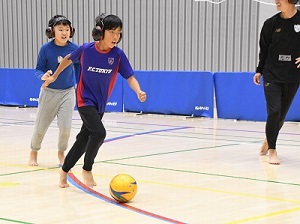 デフサッカーをするお子さん