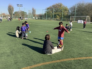 子どもがボールの上でバランスをとる様子